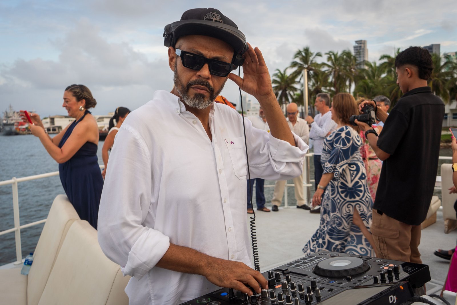 John Vivas DJ en evento náutico a bordo de un yate en Cartagena de Indias